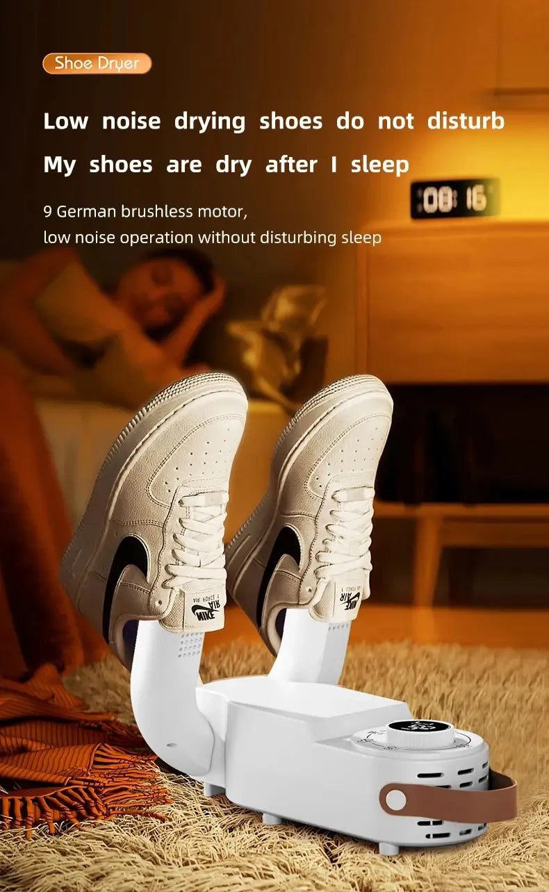 Sèche-chaussures électrique portable blanc, avec poignée à sangle en cuir marron et deux bras incurvés tenant des chaussures Nike beiges, conçues pour réchauffer et sécher les chaussures.