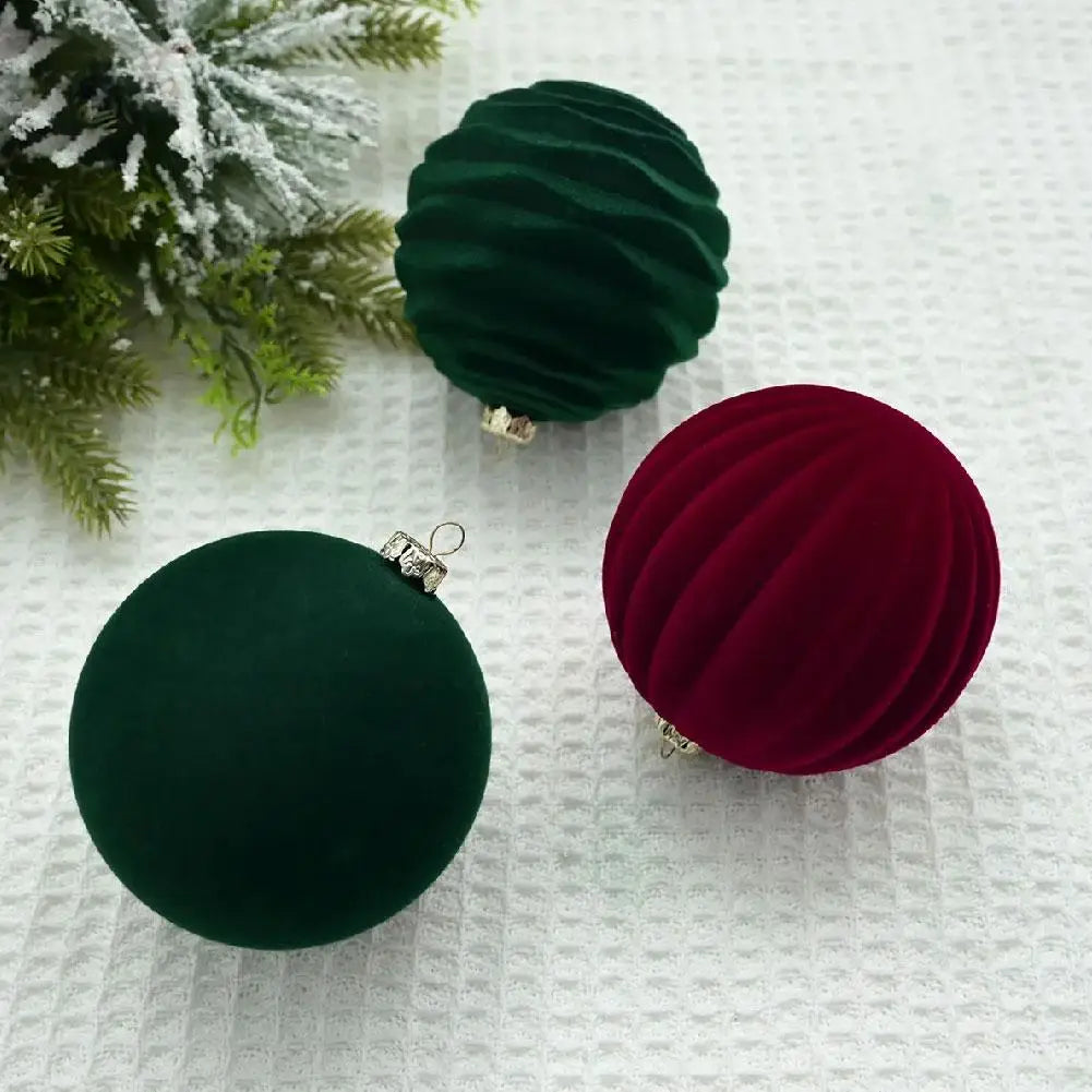 Christbaumkugeln in Samtoptik aus tiefgrünem und bordeauxrotem Samt mit gerippten Strukturen und metallischen Kappen aus der 12-teiligen grünen Sortimentsauswahl.