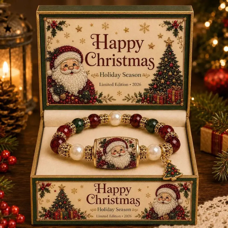 Weihnachtliches Perlenschnur-Stretcharmband mit roten, grünen und weißen Perlen sowie goldfarbenen Akzenten, einer zentralen Motivperle mit dem Weihnachtsmann und einem kleinen Tannenbaum-Anhänger für festliche Anlässe.