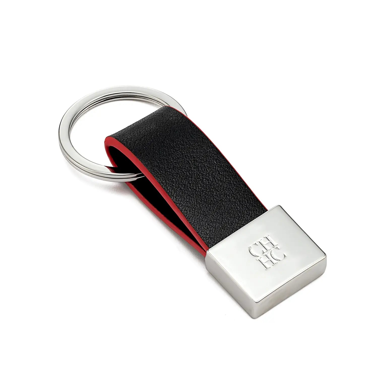 Porta llaves de cuero negro con forro interior rojo y placa cuadrada chapada en plata grabada con ch hc, diseñado como accesorio de equipaje minimalista.