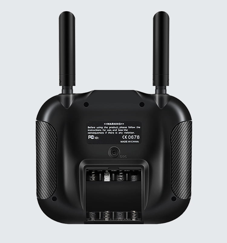 Schwarzer Hotrc HT 10A 10-Kanal-Sender mit F 10A-Empfänger mit zwei Antennen und Seitenpaneelen mit Carbonfaser-Textur