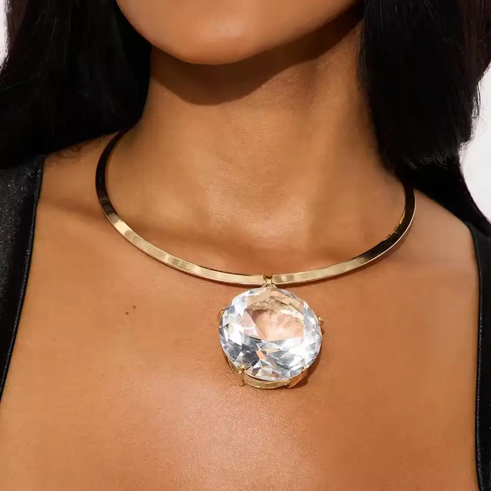 Goldfarbenes Strassstein-Kristall-Chokerband mit großem facettiertem klarem Kristallanhänger für Partyschmuck.