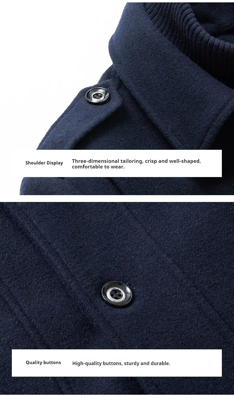 Dunkelblauer Woll-Trenchcoat für Herren aus robustem Wollmaterial mit silberfarbenen Zierknöpfen und geripptem Kragen, ideal zum Tragen in der Winterjacke. modname=ckeditor.