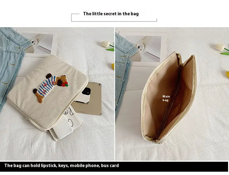 Beige Kord-Laptophülle für MacBook Pro als Beutel mit besticktem Bärenmotiv, Reißverschluss und Innenfutter.