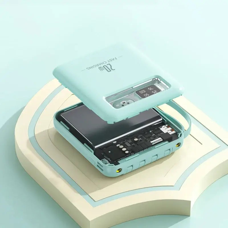 Eine mintgrüne Powerbank 20 W mit integrierten Kabeln, digitaler Anzeige, schlankem kompaktem Design und sichtbarer interner Schaltung