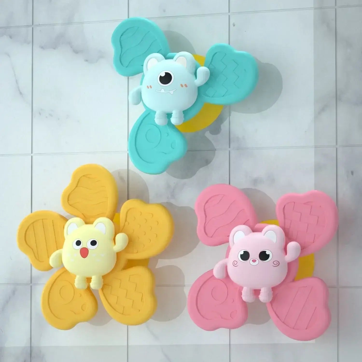 退屈の解消のためのインタラクティブ猫用おもちゃで、ハート形の翼を持つかわいらしい漫画動物の形をした、パステルカラーのシリコーン製バス壁フック。