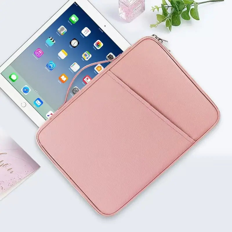 Housse pour tablette en simili cuir rose, en nylon rembourré, avec fermeture à glissière et poche intérieure.