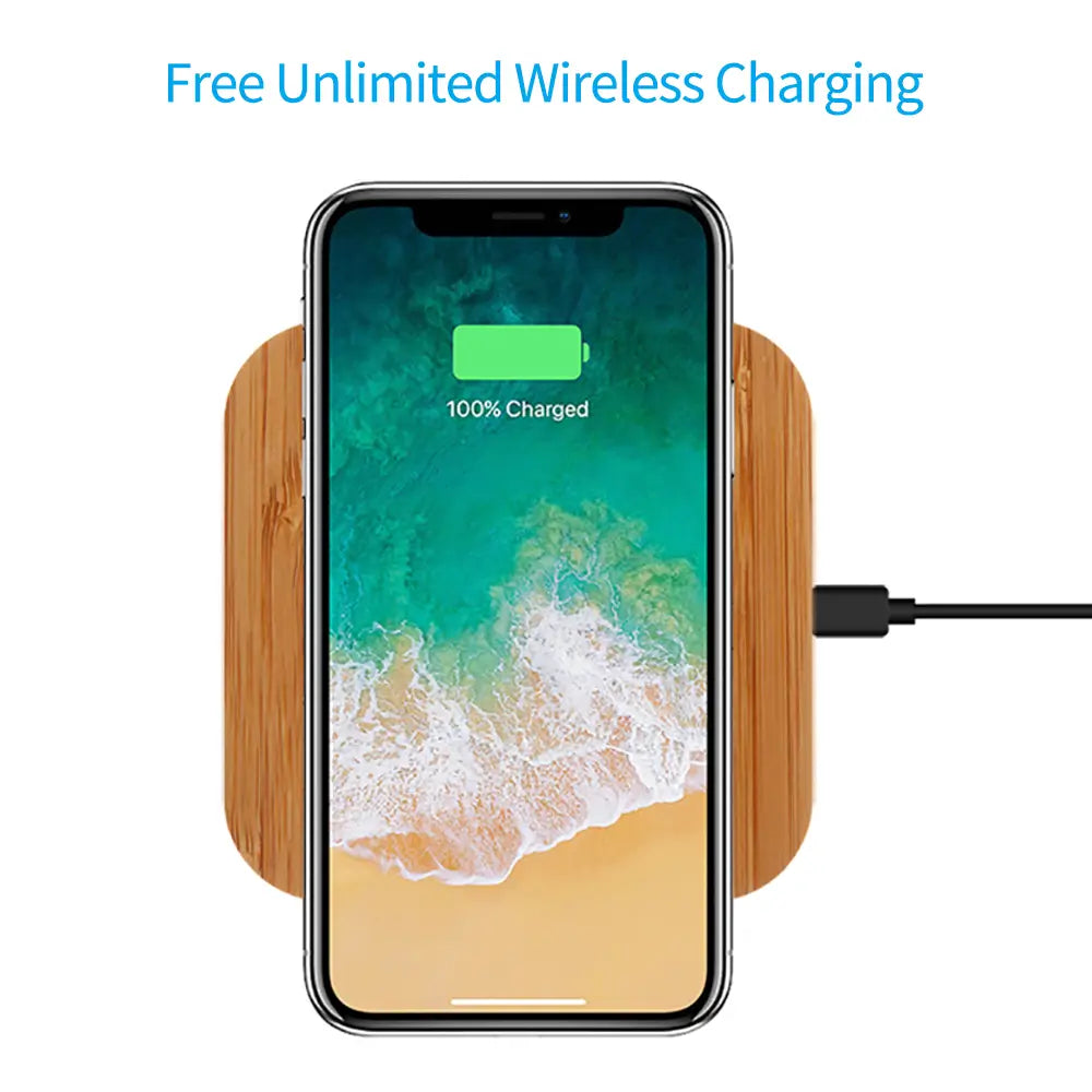 Alfombrilla de carga inalámbrica de bambú color marrón claro, elegante y ligera, con un cable USB C negro para una carga rápida.
