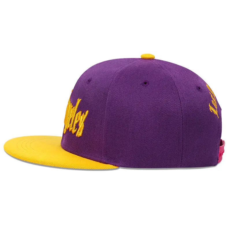 Casquette snapback violette et jaune avec « Los Angeles » brodé en écriture dorée sur la partie avant.