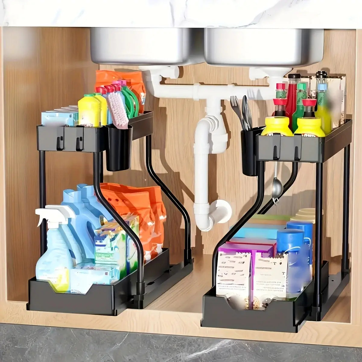 Organisateur noir sous évier avec deux niveaux et pieds métalliques incurvés, présentant un système d’extraction pour le rangement sous l’évier de produits d’entretien, d’ustensiles et de bouteilles.