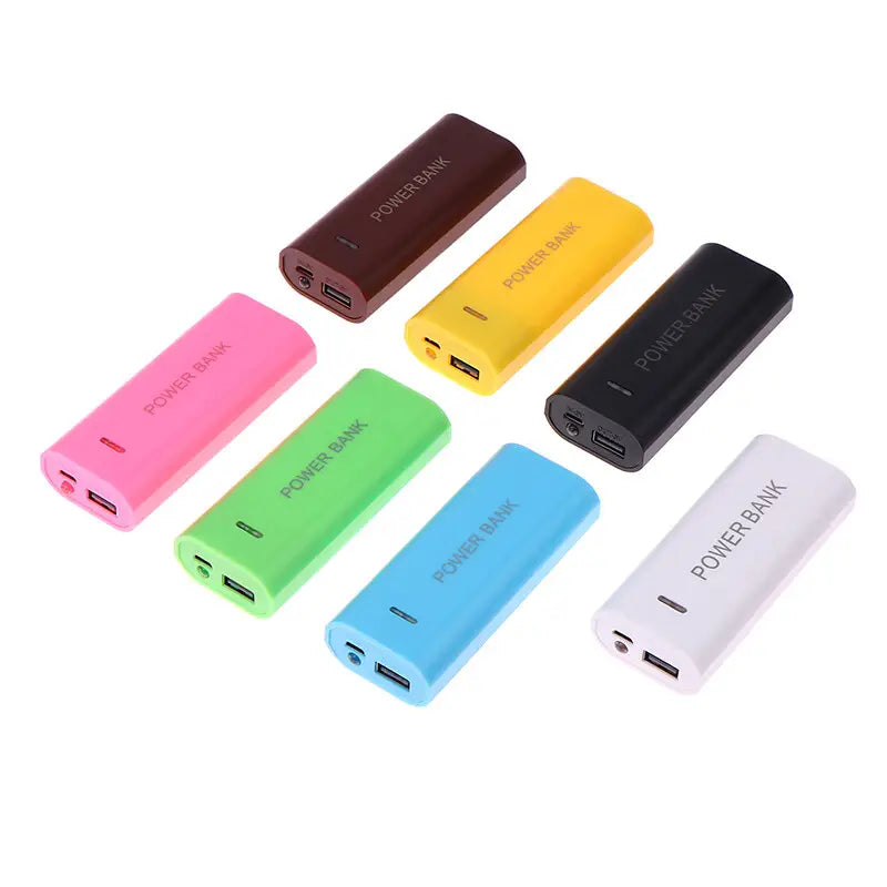un ensemble de boîtiers rectangulaires colorés pour batterie externe, dans des tons rose, vert, bleu, jaune, marron, noir et blanc, conçu pour l’utilisation d’une boîte DIY à 2 emplacements pour piles 18650