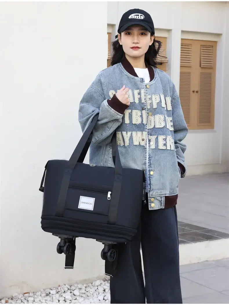Un sac duffel roulant noir à grande capacité, avec des poignées robustes et des roues durables, conçu comme sac à dos de voyage à grande capacité.