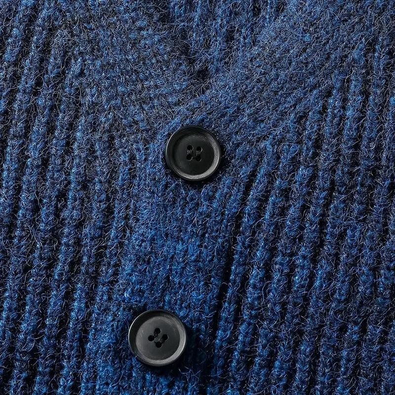 Herren-V-Ausschnitt-Strickcardigan aus tiefblauer gerippter Strickware mit schwarzen Vierlochknöpfen.