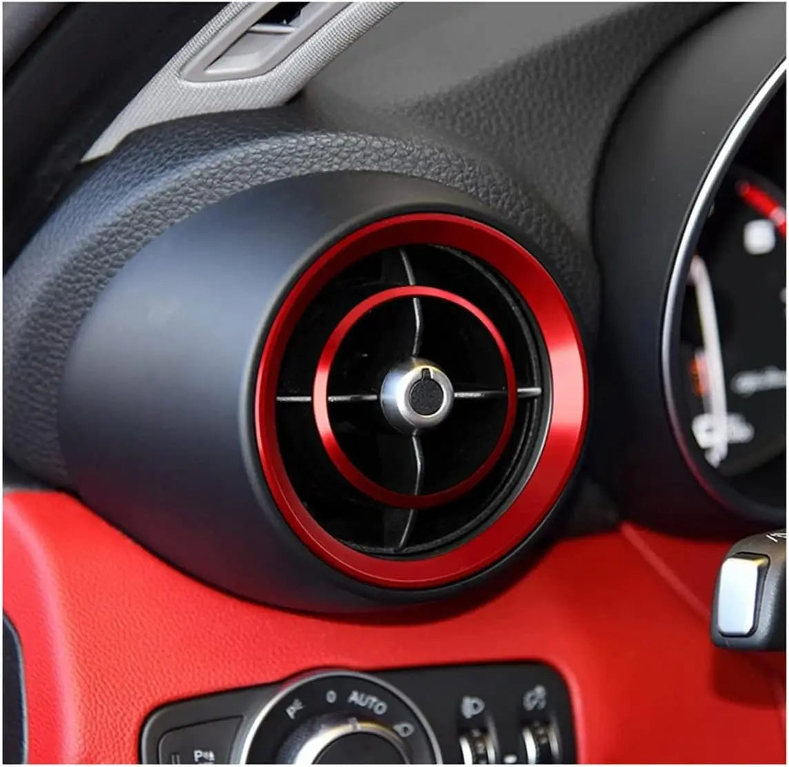 Alfa Romeo Giulia Stelvio roter Lüftungsgitter-Zierleisten-Ring mit einer roten kreisförmigen Abdeckung mit schwarzem Zentrum und einem silbernen Akzent-Ring.