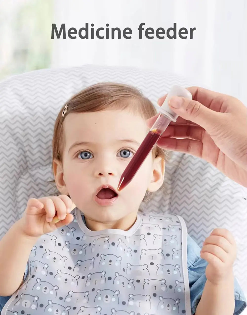 Transparenter Kunststoff-Medizinenspender mit weißem Verschluss und Messmarkierungen, gefüllt mit dunkelroter Flüssigkeit aus dem Baby-Pflege-Set für Neugeborene