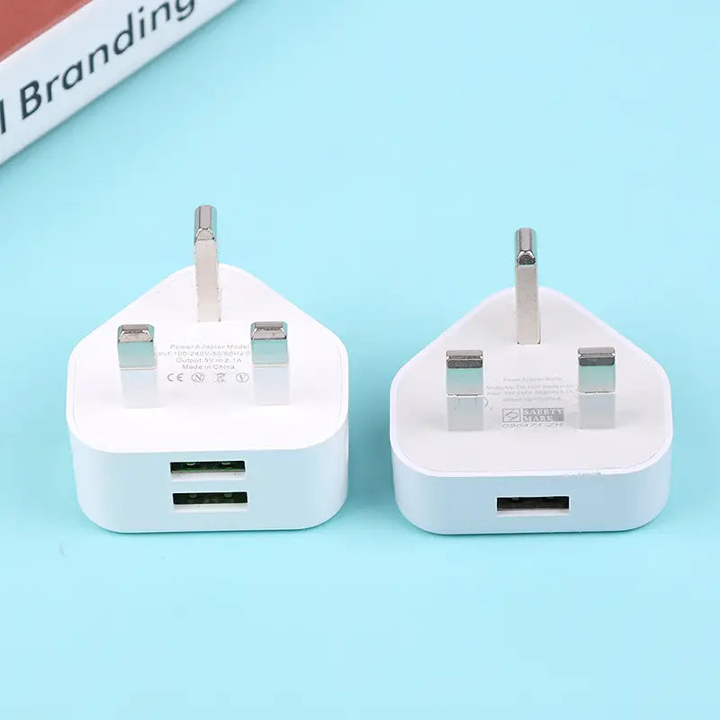 adaptador de cargador de pared doble USB de 3 clavijas tipo Reino Unido en plástico blanco, con enchufes metálicos para cargar cómodamente varios dispositivos