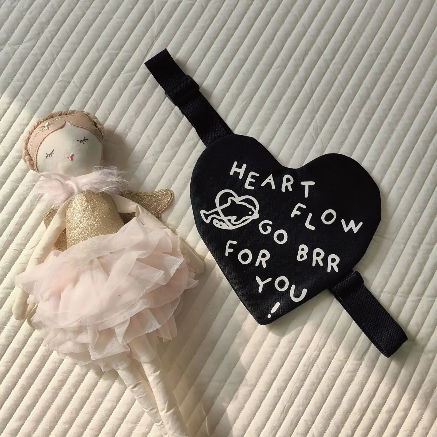 Schwarze herzförmige Maske mit weiß besticktem Text und kleiner Engelsillustration, mit verstellbaren schwarzen Trägern für die koreanische Kinder-Umhängetasche mit Herz-Crossbody.