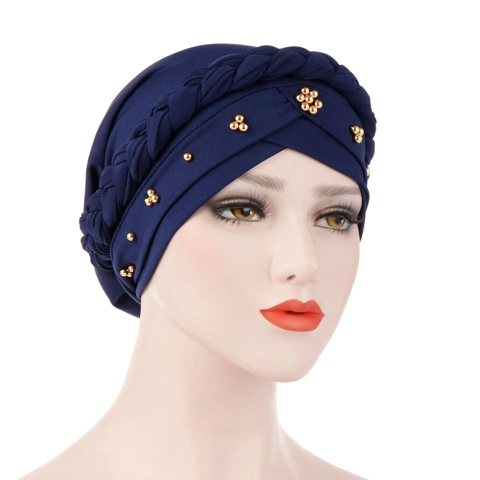 envoltura para la cabeza tipo turbante de hijab modal color azul marino con trenzado, adornada con grupos de cuentas de tono dorado.