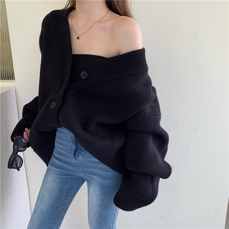 Schwarze Strickjacke mit Carmen-Ausschnitt, übergroßen Ärmeln und Knopfverschlüssen aus dem stilvollen Retro-Wickelbrust-Strick-Set aus zwei Teilen.