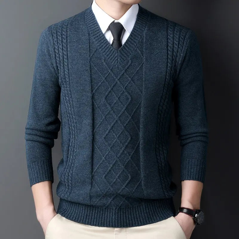 Dunkelblauer Zopfstrick-V-Ausschnittpullover mit vorderem Diamantmuster, entworfen für lässige Winterkleidung.