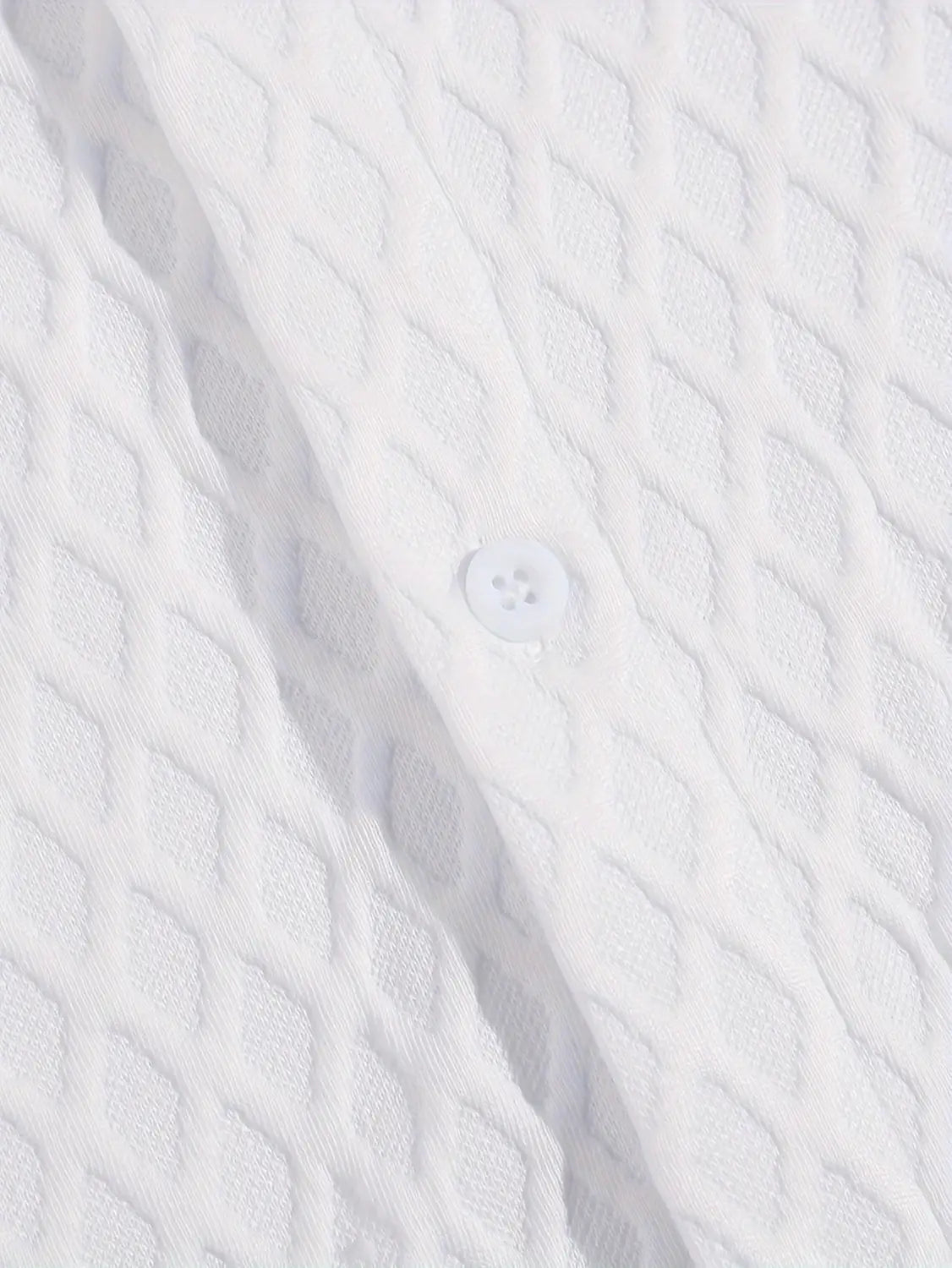 haut gris en maille diamant à manches courtes présentant un tissu blanc texturé à motif losange et un bouton assorti