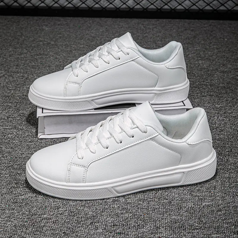 Weiße Ledersneaker im Freizeitstil mit einem Low-Top-Design in schlicht-minimalistischem Stil und passenden Schnürsenkeln für sportliche Leichtgewichtsanwendungen.