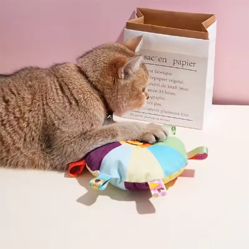 カメの形をした、つかみタブ付きのカラフルなパッチワーク布製の犬用ぬいぐるみボール玩具。ふわふわした子ども向けです。