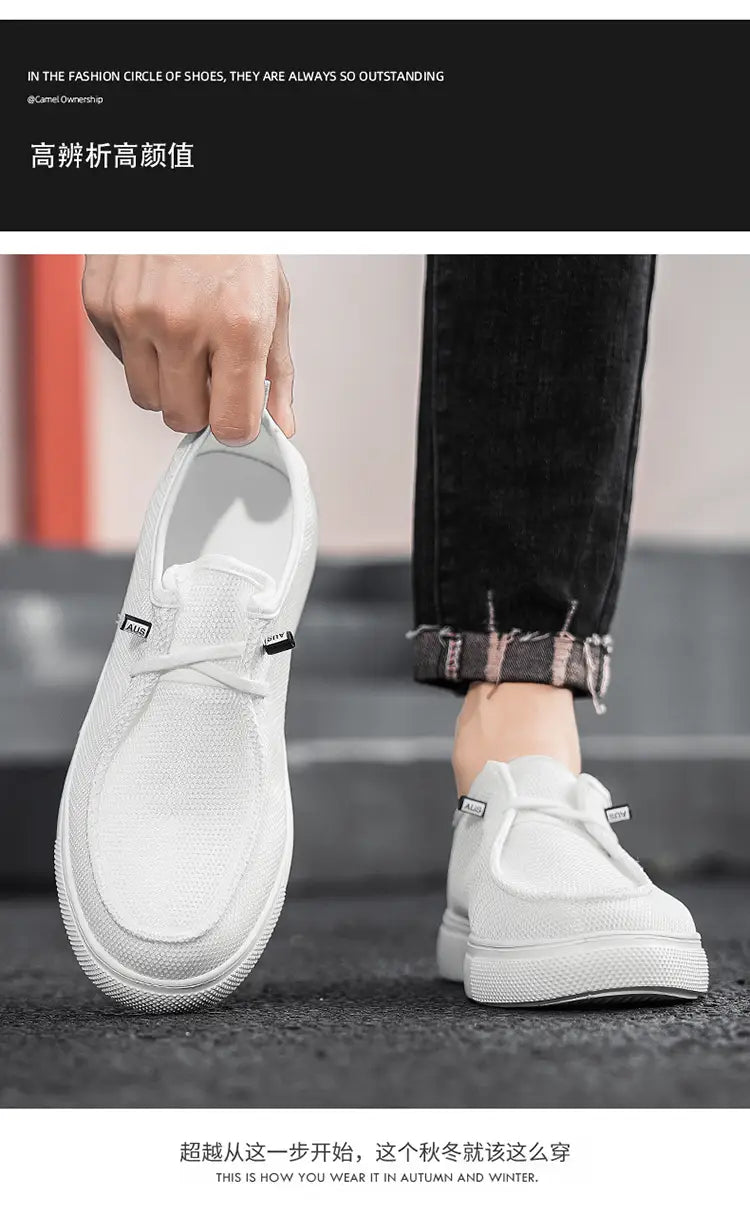 Les mocassins décontractés pour hommes sont des baskets à enfiler en toile blanche, dotées de semelles en caoutchouc noir et d’un marquage discret sur le côté.