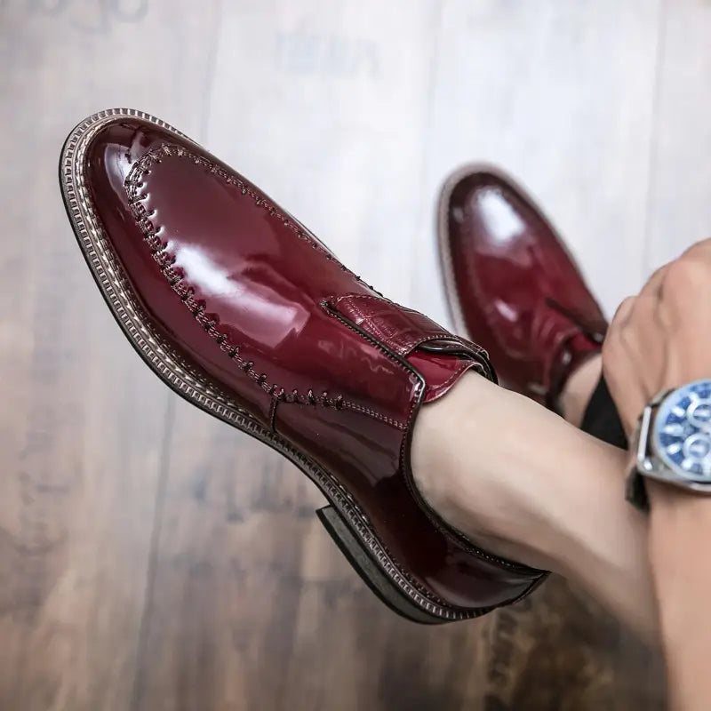 Herren glänzende Lackleder-Kleiderschuhe mit poliertem Burgunder im Oxford-Stil, dekorativer Ziernähung und einer eleganten glänzenden Oberfläche.