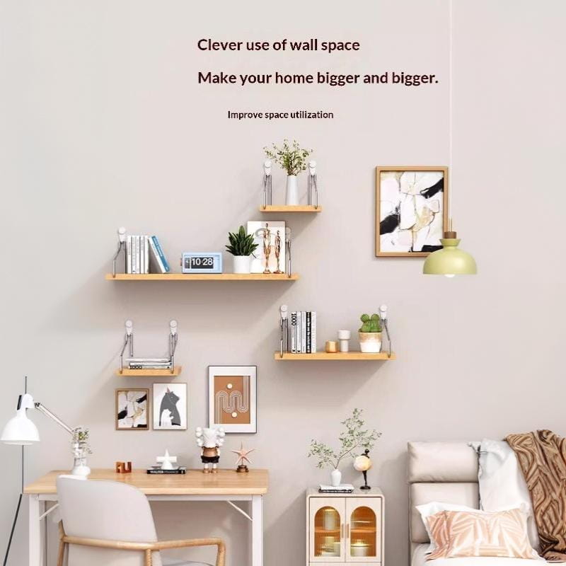 Repisas flotantes de madera maciza natural montadas en la pared, hechas de madera maciza natural con un acabado en madera clara minimalista, dispuestas en un patrón escalonado para maximizar el espacio en la pared.