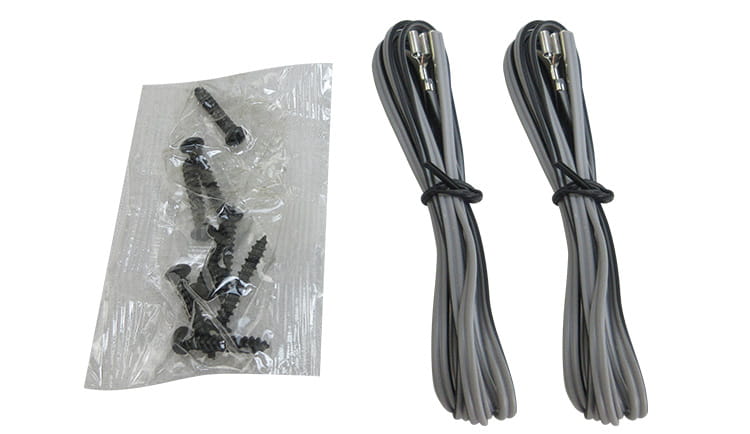 Zwei ordentlich gebündelte graue Kabel mit metallischen Steckverbindern und schwarzen Befestigungsbändern, kompatibel mit 4x6-Autolautsprechern, 500-W-Koaxial-Audiosystemen