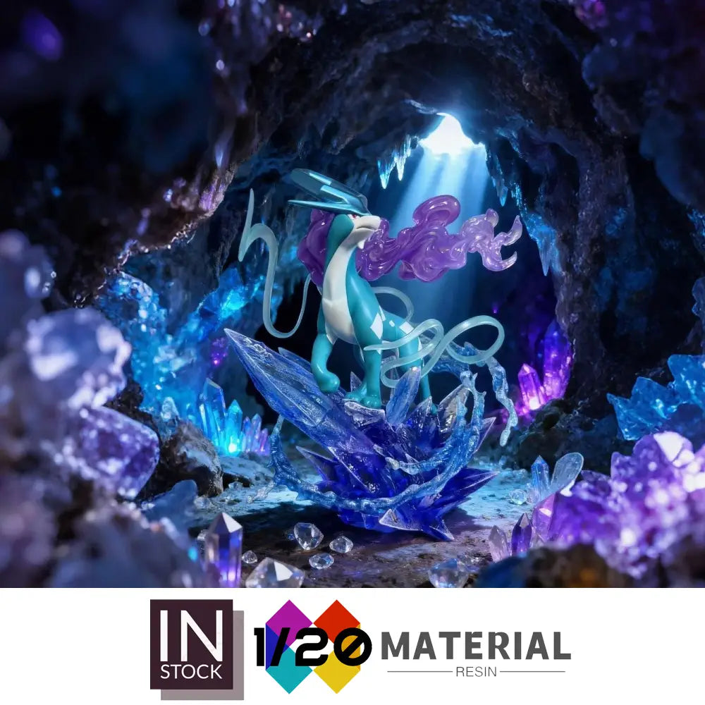 Una figurina de resina translúcida azul y púrpura de Mega Rayquaza en medio de formaciones de cristal luminoso en una cueva, presentada con una base de torre quemada como parte de la colección de figuras de resina original brillante Suicine y Entei de Ciudad Paleta.