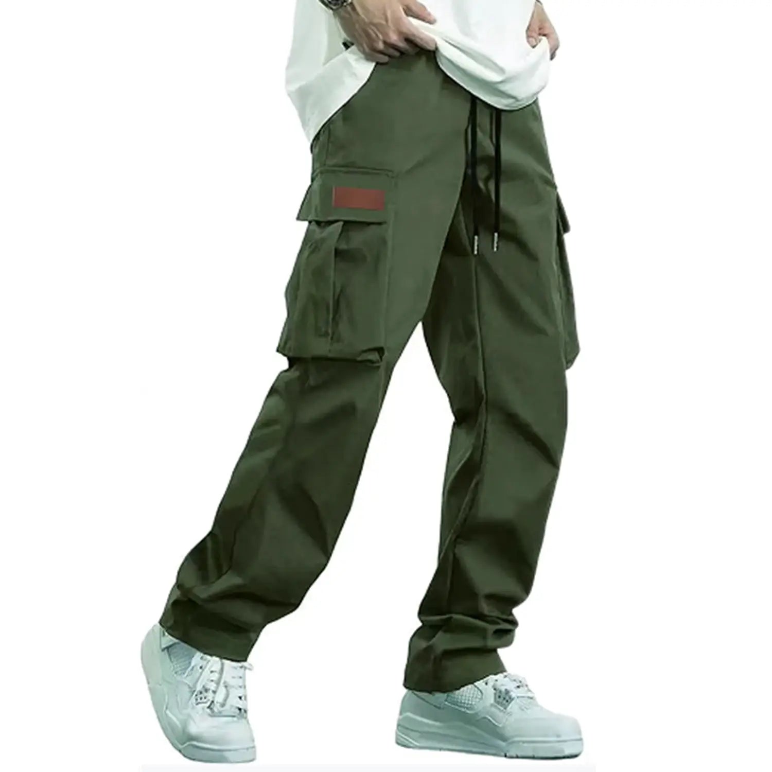Herren-Cargohose in Olivgrün mit lockerer Passform, mehreren Taschen und einem roten rechteckigen Patch am Oberschenkel, ausgelegt für lässige Arbeitskleidung.