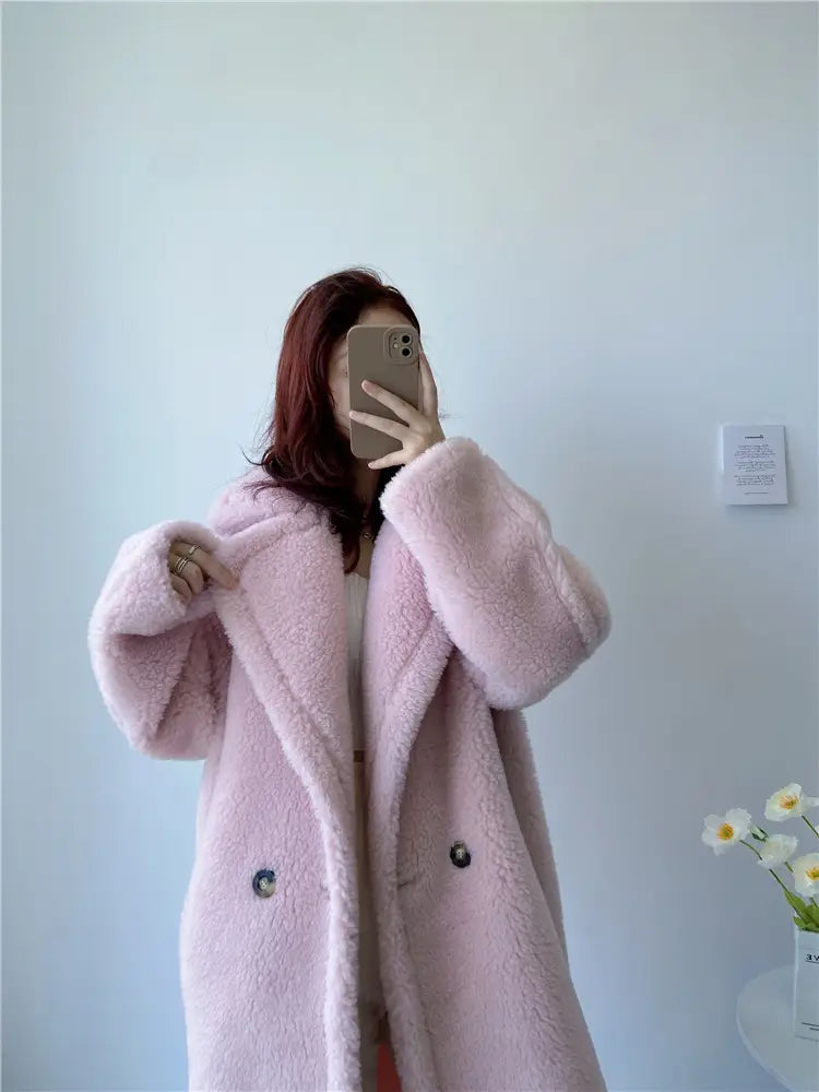 Abrigo exterior suave tipo osito de peluche largo para mujer de lana en color rosa claro, con piel sintética esponjosa y textura acogedora, y diseño cruzado clásico de doble botonadura; diseñado con soporte de servicio de atención al cliente para las medidas de contorno de pecho y contorno de cadera.
