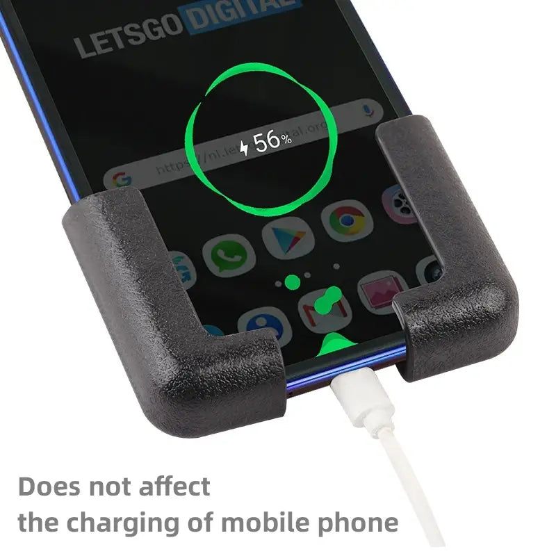 Soporte para teléfono móvil de coche negro con textura y cargador USB, que sujeta de forma segura un teléfono inteligente con el cable USB blanco conectado.