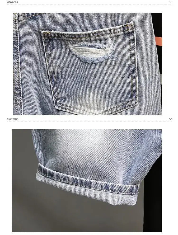 Die Rückseite von Herren rissigen Slim-Fit-Denim-Shorts in Hellwaschung zeigt eine beschädigte Gesäßtasche mit ausgefransten Kanten und umgeschlagenen Säumen.