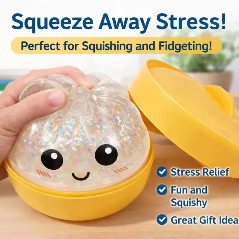 juguete exprimible de panecillo al vapor transparente y relleno de purpurina, con una carita de dibujos animados adorable dentro de un recipiente para vapor de plástico amarillo brillante