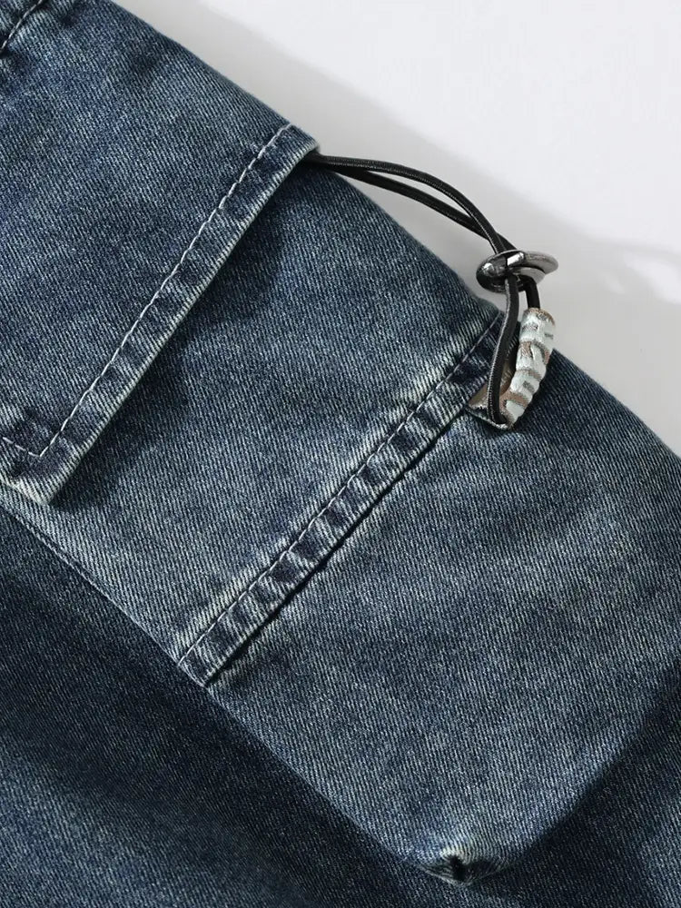 Jean cargo en denim ample pour homme, grande taille, en bleu foncé : poche cousue avec cordon noir et passant métallique ton argent sur le côté arrière.