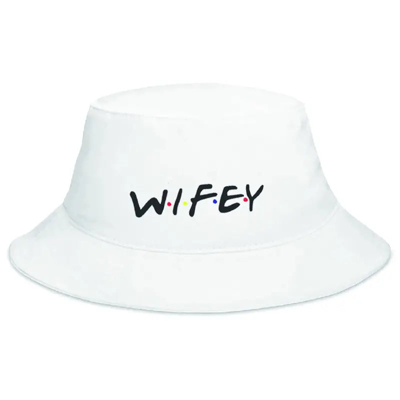 Chapeau bob blanc avec « wifey » brodé en lettres noires, rehaussé de points colorés, pour « wifey hubby », sur le thème des amis, pour un usage lors d’un mariage.