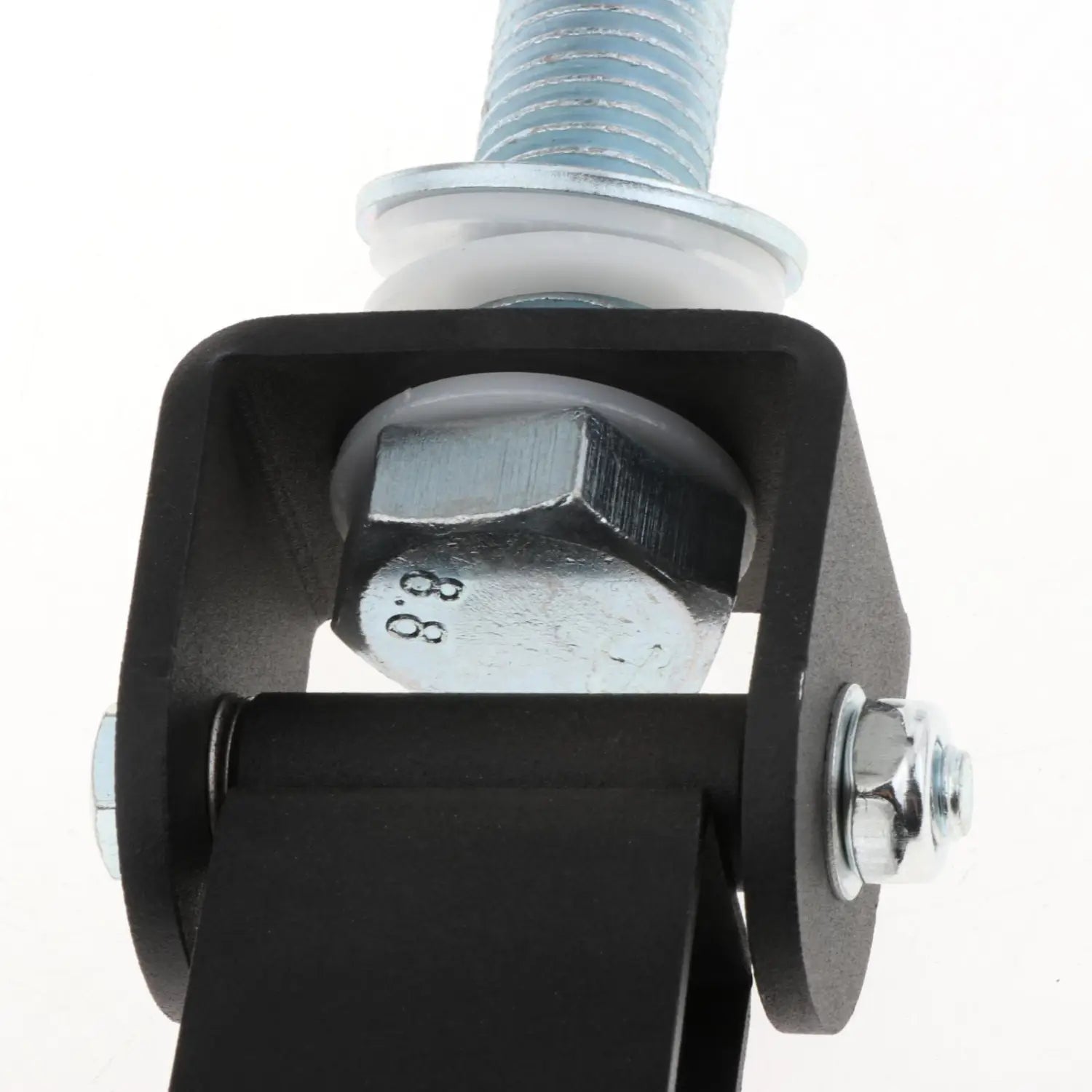 Schwarze Metallhalterung mit silbernem Bolzen und Mutter; mit eingravierter Markierung „8.6“ auf dem sechskantigen Kopf für den am Rack montierten Gymnastik-Flaschenzug-Block, verwendet bei DIY-Fitnessgeräten.