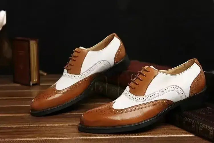 Zapatos de vestir tipo Oxford bicolor con costuras brogue para hombre en cuero marrón y blanco con detalles perforados, con una apariencia formal clásica.