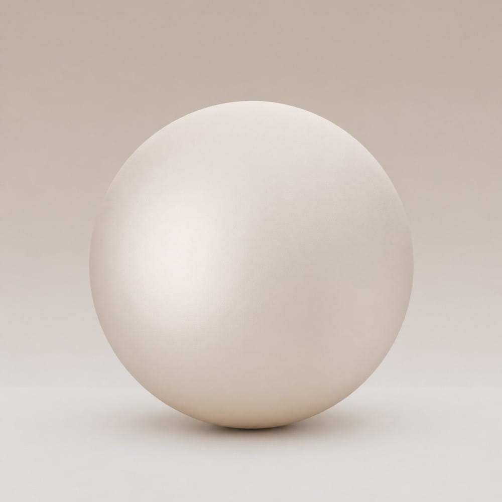 Un balón de yoga Pilates antiestallidos de 22 cm color blanco hueso claro, de acabado mate suave, con un sutil brillo perlado, diseñado para el entrenamiento del core y el acondicionamiento físico.