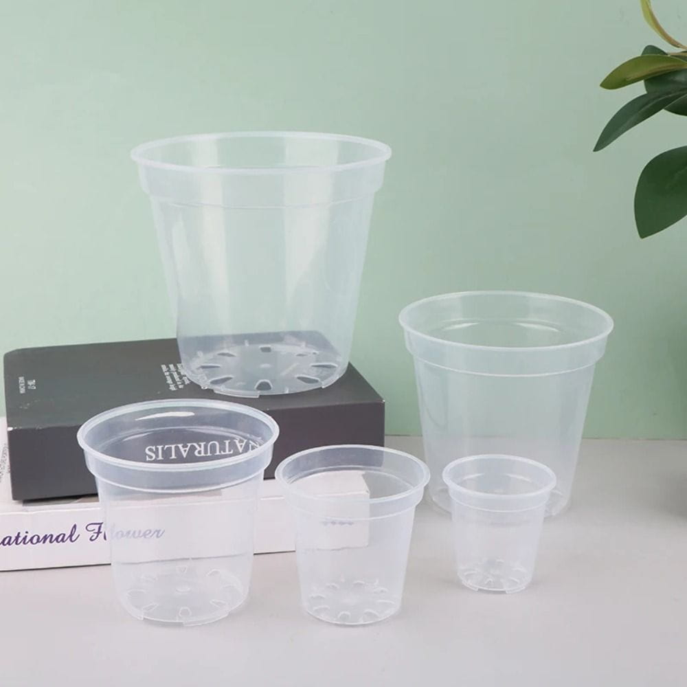 Macetas de plástico transparentes fabricadas con material transparente, con orificios de drenaje moldeados en la base, en tamaños variados, para uso en vivero.