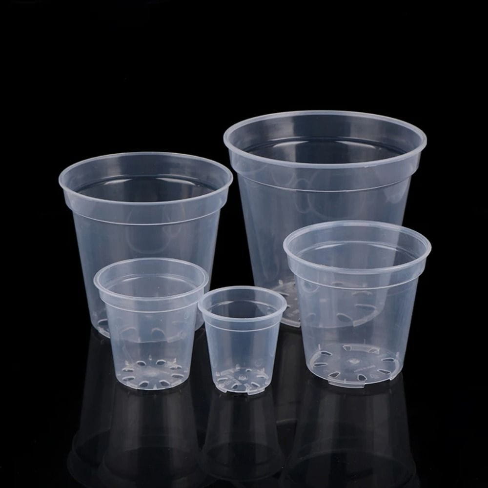 Macetas transparentes para vivero y jardinería, fabricadas en plástico resistente, en tamaños variados, con bases circulares provistas de orificios de drenaje, adecuadas para uso en vivero y jardinería.