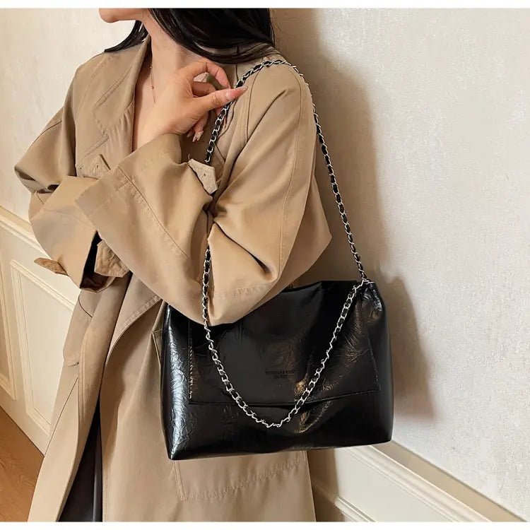 Bolso bandolera negro de antecruda falso brillante con correa de cadena plateada, gran capacidad, diseñado para un uso diario elegante