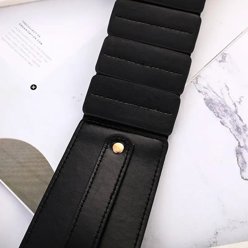 Ceinture corset large en simili cuir noir pour femme, au design segmenté à côtes, avec boucle en métal ton doré.