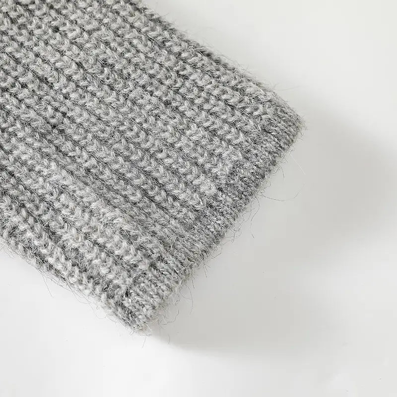 Herren-V-Ausschnitt-Strickcardigan mit einem weichen, grauen strukturierten, gestrickten Schal mit geripptem Muster und leicht flauschigen Fasern