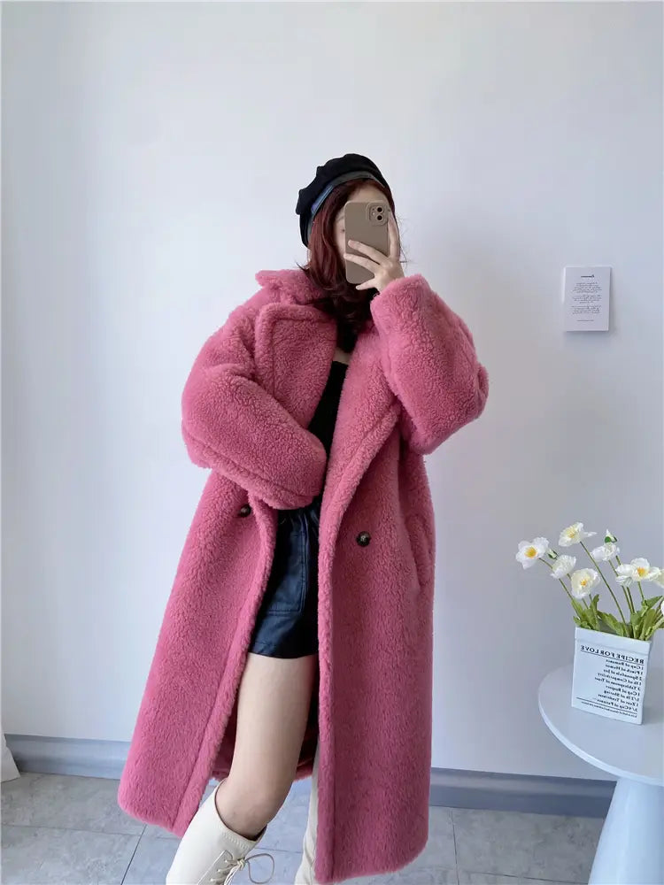 Abrigo exterior largo de lana rosa tipo osito de peluche, con textura esponjosa acogedora y diseño cruzado clásico de doble botonadura; ofrece detalles del contorno de pecho y del contorno de cadera con soporte de servicio de atención al cliente.