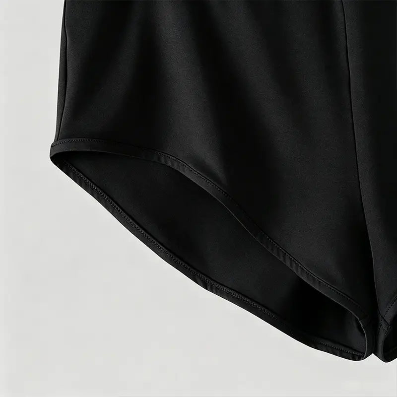 Caleçons de sport pour hommes à taille haute en satin noir, avec une finition brillante et lisse et un ourlet cousu avec précision.