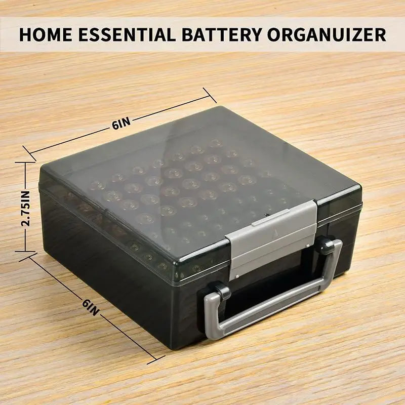 Schwarzer Kunststoff-Batterie-Aufbewahrungsorganizer mit transparentem Deckel sowie silbernem Griff und Verschluss, ausgelegt für 72 AA- und AAA-Batterien.